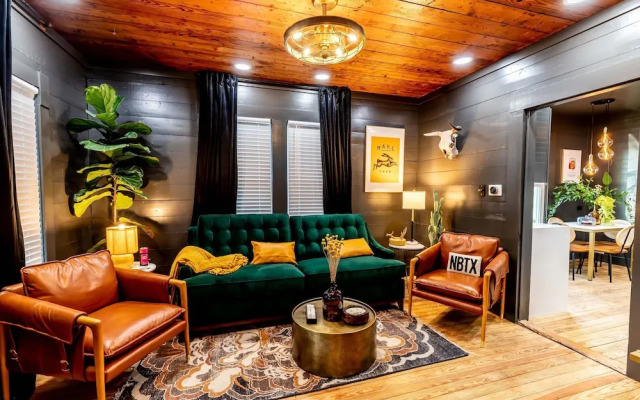 Best Location in Downtown NB Golf Cart Included!