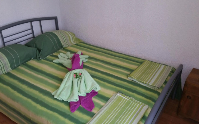 Family friendly apartments with a swimming pool Pula - 7610