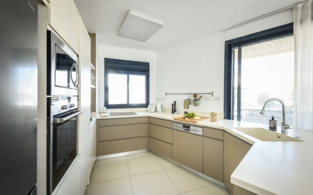 Stylish 3-BR Apt w Balcony and Parking