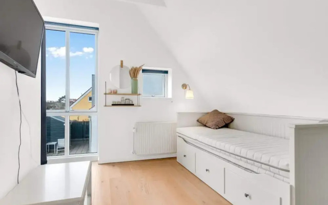 Holiday Home, 750m From Beach