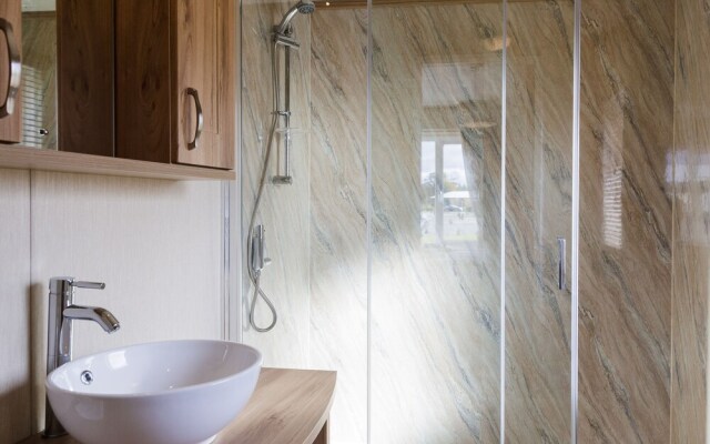 "Lyndale Lodge 18 with Hot Tub by St Andrews"