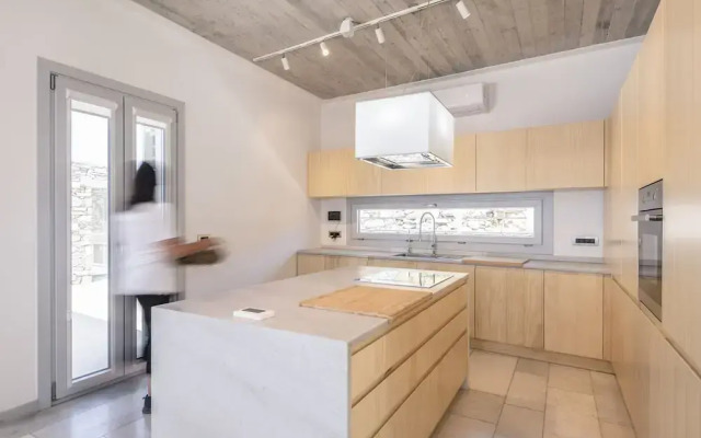 Luxury Villa With Pool And Sea View..!