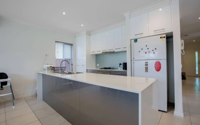 Superb Luxe 5BR House@point Cook Near Lake