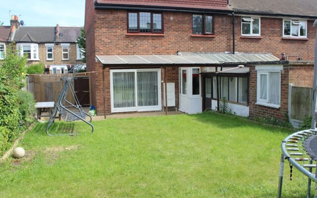 Lovely 3 Bedroom House With Large Garden