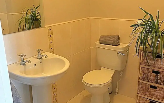 Immaculate 3-bed House With Private Secure Garden