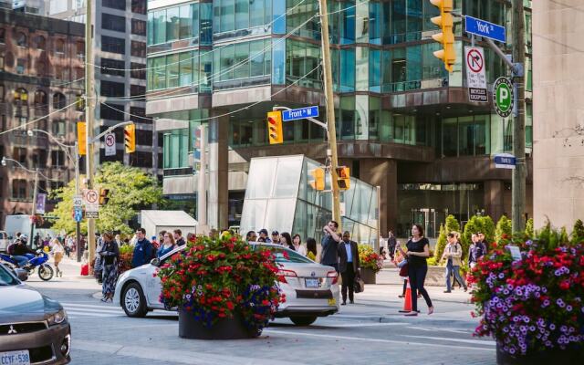 Quickstay - Trendy 2-Bedroom Condo (Amazing Cn Tower Views)