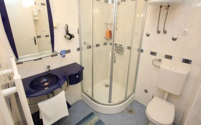 Viola - With Pool - A8