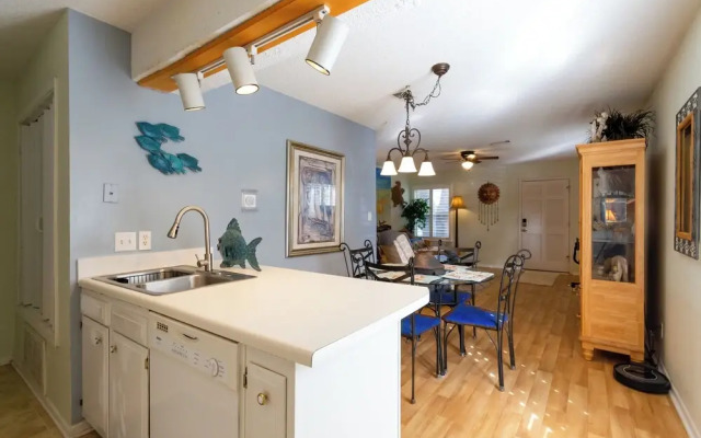 Quiet Condo ~ 10 Mi to Dtwn Pensacola