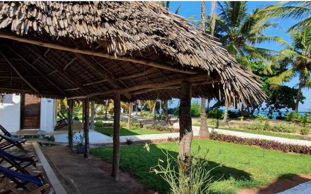 Room in Guest Room - Romantic Room With Access to Beach Ideal for 2 Guests, in Kigomani, Zanzibar