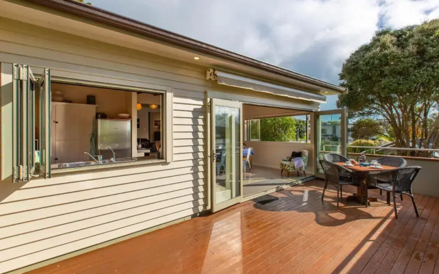 Waterfront Bach - Raglan Bach