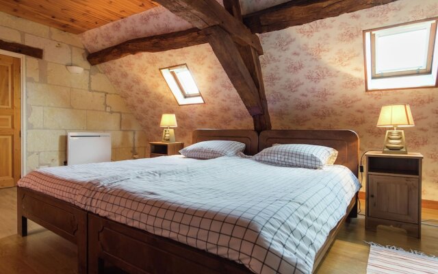 Luxurious Holiday Home in Montrichard with Pool