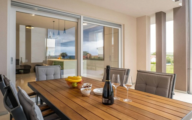 Spacious Povljana Apartment With Sea View and Terrace