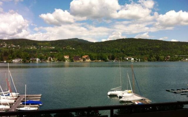 Tennis & Yacht Hotel