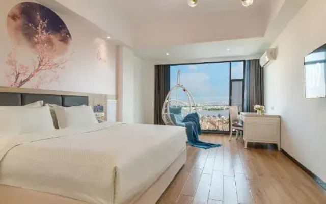 Yuefeng Hotel (Maoming Dianbai West Lake Park)