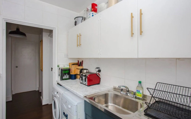 Fantastic Central Apartment With Balcony in Fitzrovia