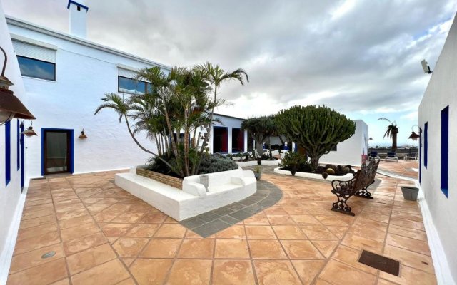 Suite BB only adults FreeWifi shared pool ocean view in Yaiza