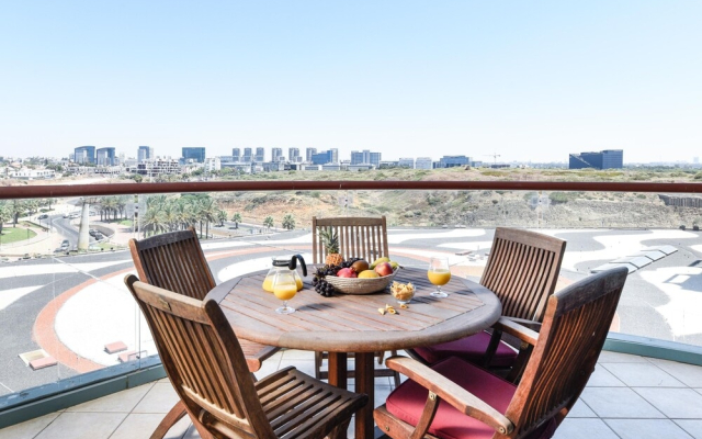 Marina Apartment With Stunning Views by Sea N' Rent