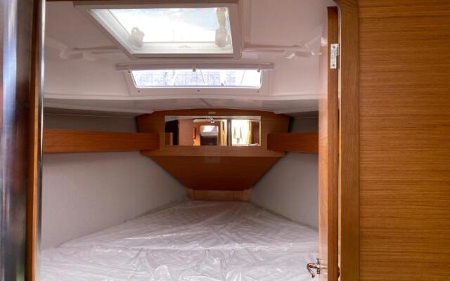 TROIA - Veleiro em marina