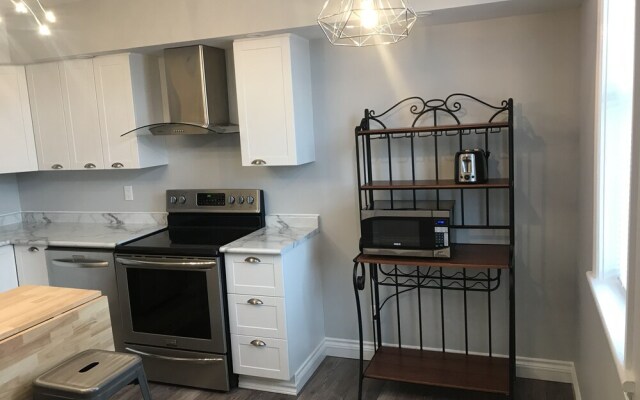 Esther's Place-Carleton Place Downtn Apartment