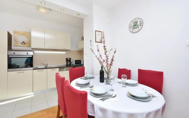 Amazing Home in Podstrana With Wifi and 2 Bedrooms