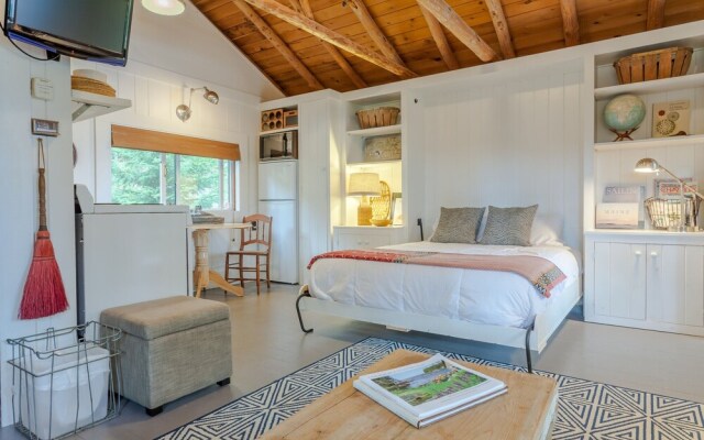 Chic Boothbay Harbor Studio Cabin by RedAwning