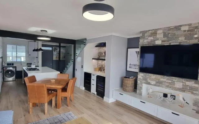 Waterfront New Listng - 8 South Quay -