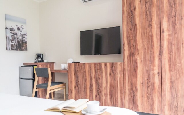 Stunning 2BR Condo Breathtaking Sky Bar Rooftop Pool Gym