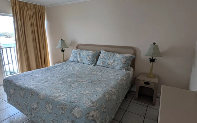 Traders Inn Beach Club