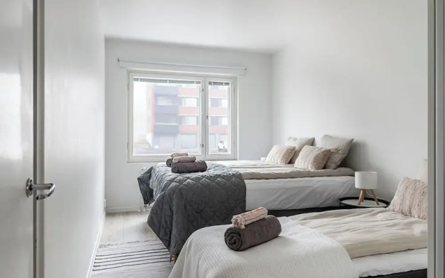 2BR Apt near Center with Free Parking