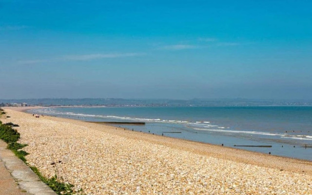 Spacious 2 bed Holiday Home Entertainment on Site