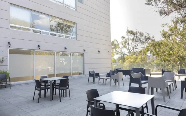 Sunny and Spacious PH Near Santafe Shopping Mall