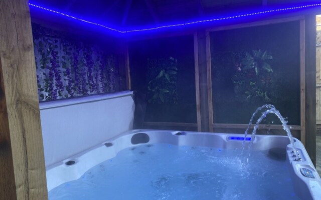Beautifully Presented 6 bed 5 & a Half Bath House