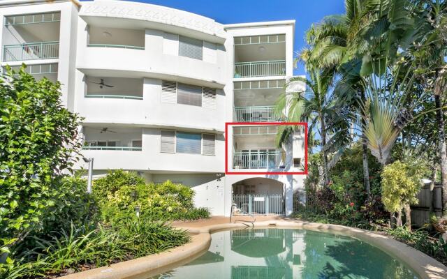 Beachfront Bliss 3-bedroom Apartment with Sea View 4