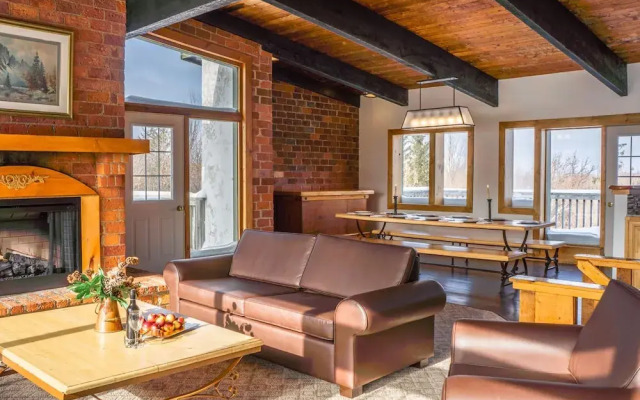 Spacious 8 bdrm Blue Mountain Cottage, Perfect for Large Groups, Private Beach, BBQ, Hot Tub, Sauna - фото 4