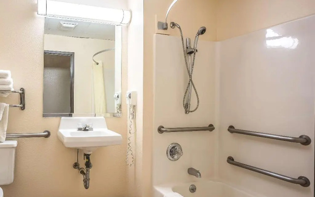 Super 8 by Wyndham Galesburg