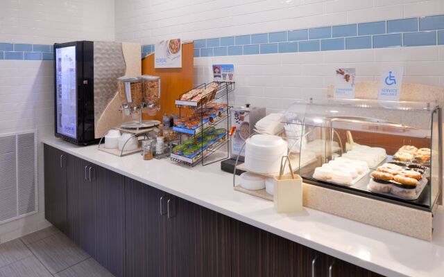 Holiday Inn Express & Suites Sioux Falls At Empire Mall by IHG