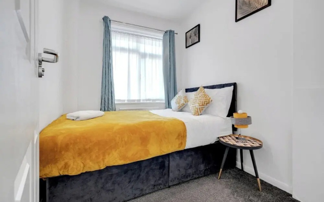 4 Bedrooms - Up To 14 Guests - Free Parking