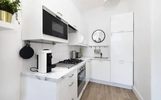 Bright and Modern Flat with desk