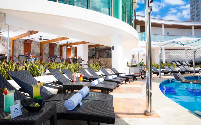 Krystal Grand Cancun