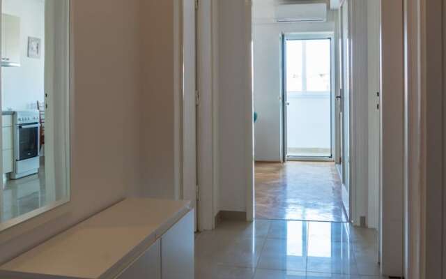 Spacious apt few min Walk to old Town and Beach