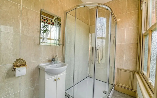Host Stay Upper Tything Apartment