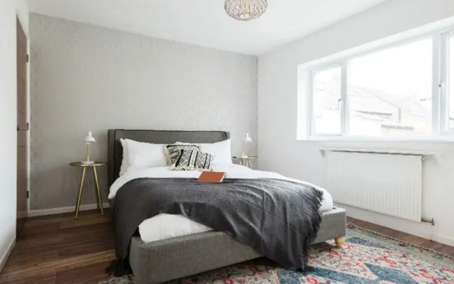 The Century Chalet - Contemporary 2bdr with Parking