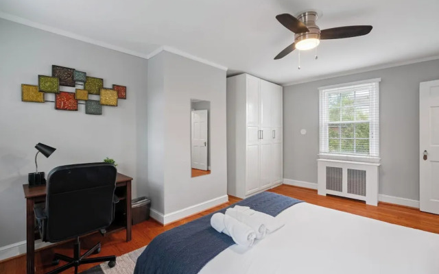 Charming Townhouse Retreat by Cozysuites