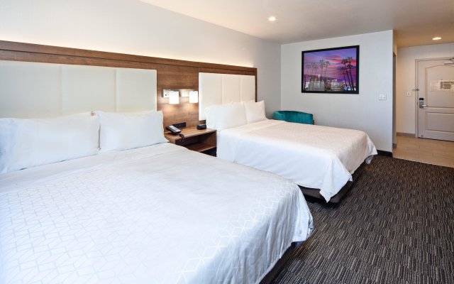 Holiday Inn Express Hotel & Suites Hollywood Walk of Fame, an IHG Hotel