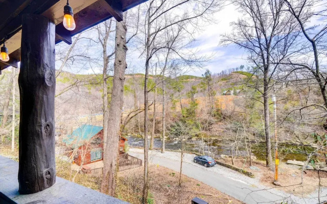 Gatlinburg Cabin: Hot Tub & River Views