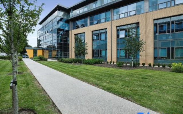 Modern 1 Bed Apt Near Ascot- with parking