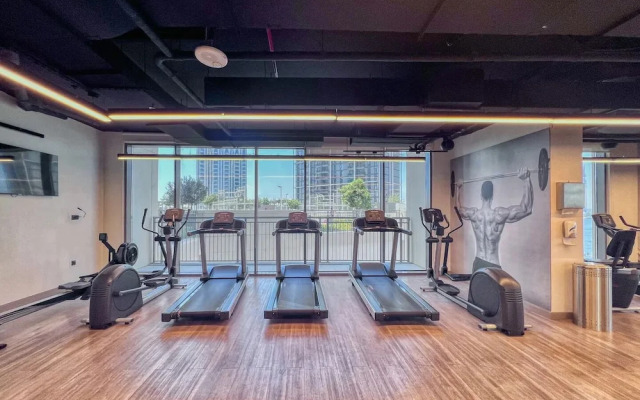 Bright 2BR in top Creek Rise Tower