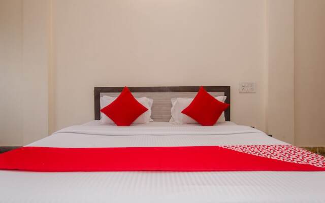 OYO 26206 Hotel Paras