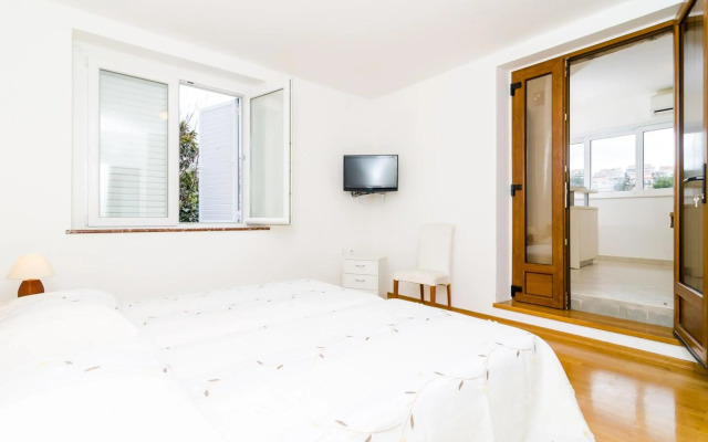 Nikola Apartments