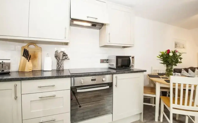 2 Bed Cottage - Sleeps 4 - Pets - Patio - Parking